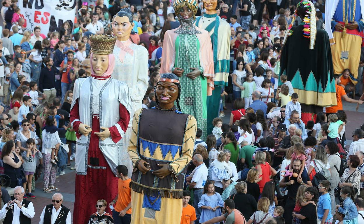 Desfile de peñas en Valladolid. 