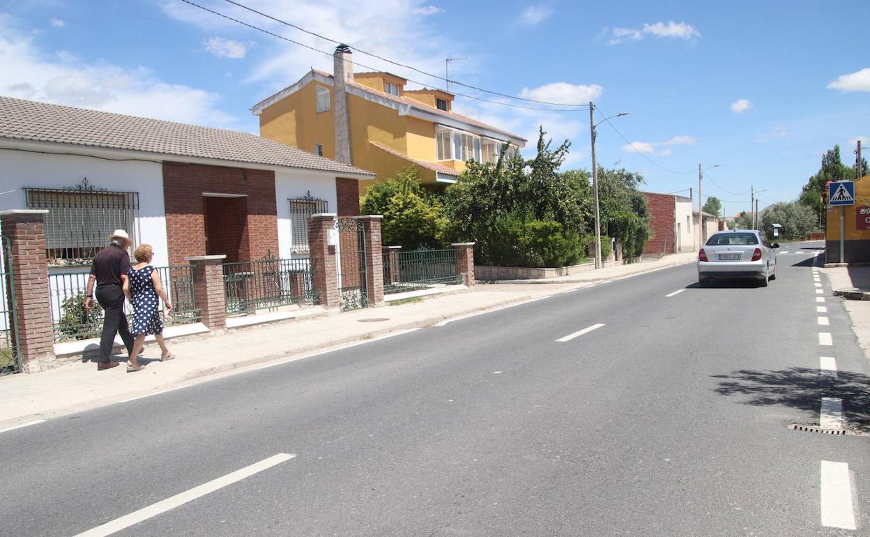 Aspecto que presentaba ayer una de las calles de Mata de Cuéllar.