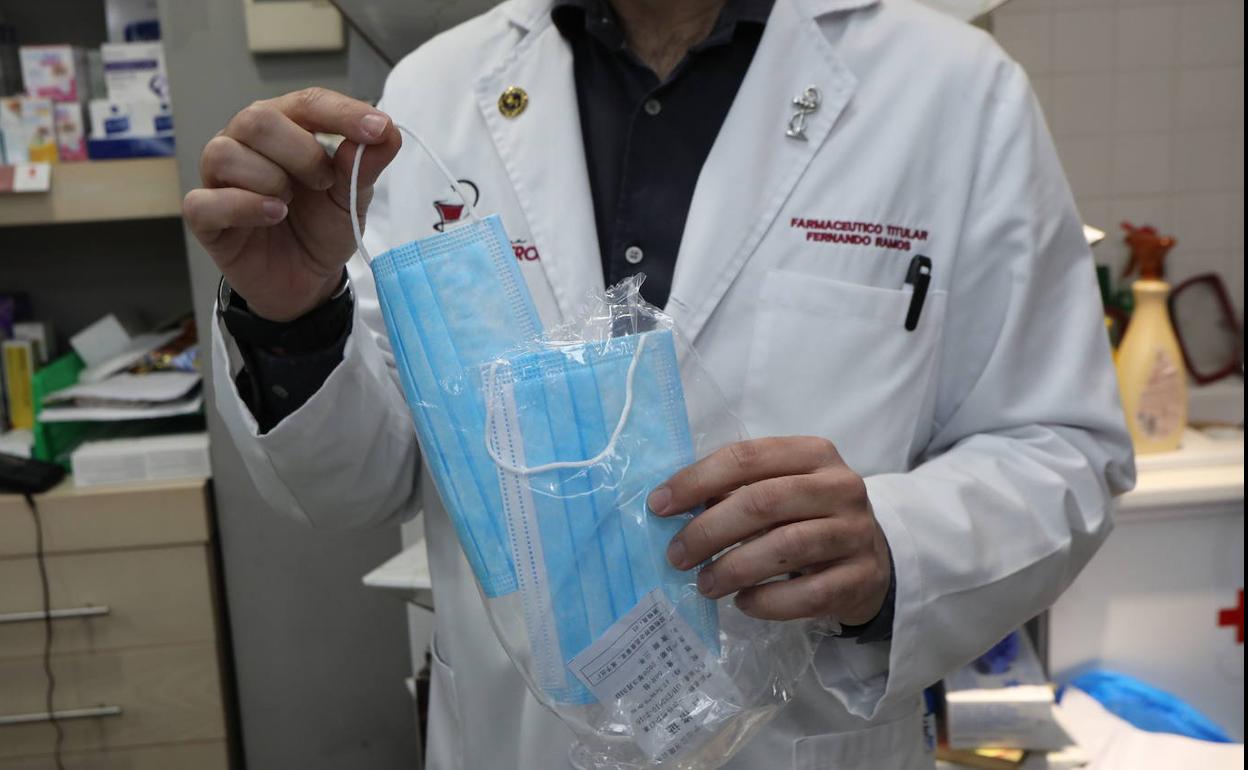 Venta de mascarillas en farmacias.