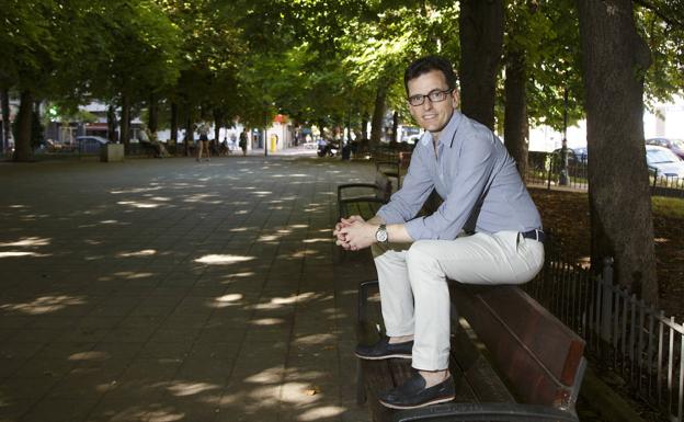 El concejal de Planificación y Recursos posa para la entrevista en la plaza de San Juan. 