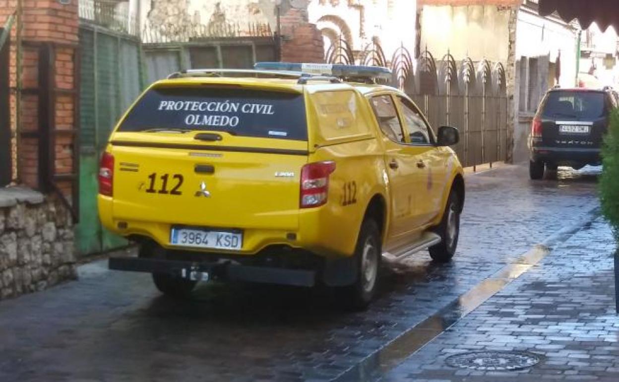 Voluntarios de Protección Civil de Olmedo patrullan las calles de Íscar, uno de los dos municipios confinados tras el estado de alarma por los rebrotes en Castilla y León. 