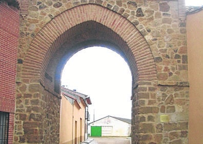 Imagen secundaria 1 - Arriba, antiguo casino, del XVIII; debajo, a la izquierda, el arco y a la derecha el rollo jurisdiccional de Mayorga. 
