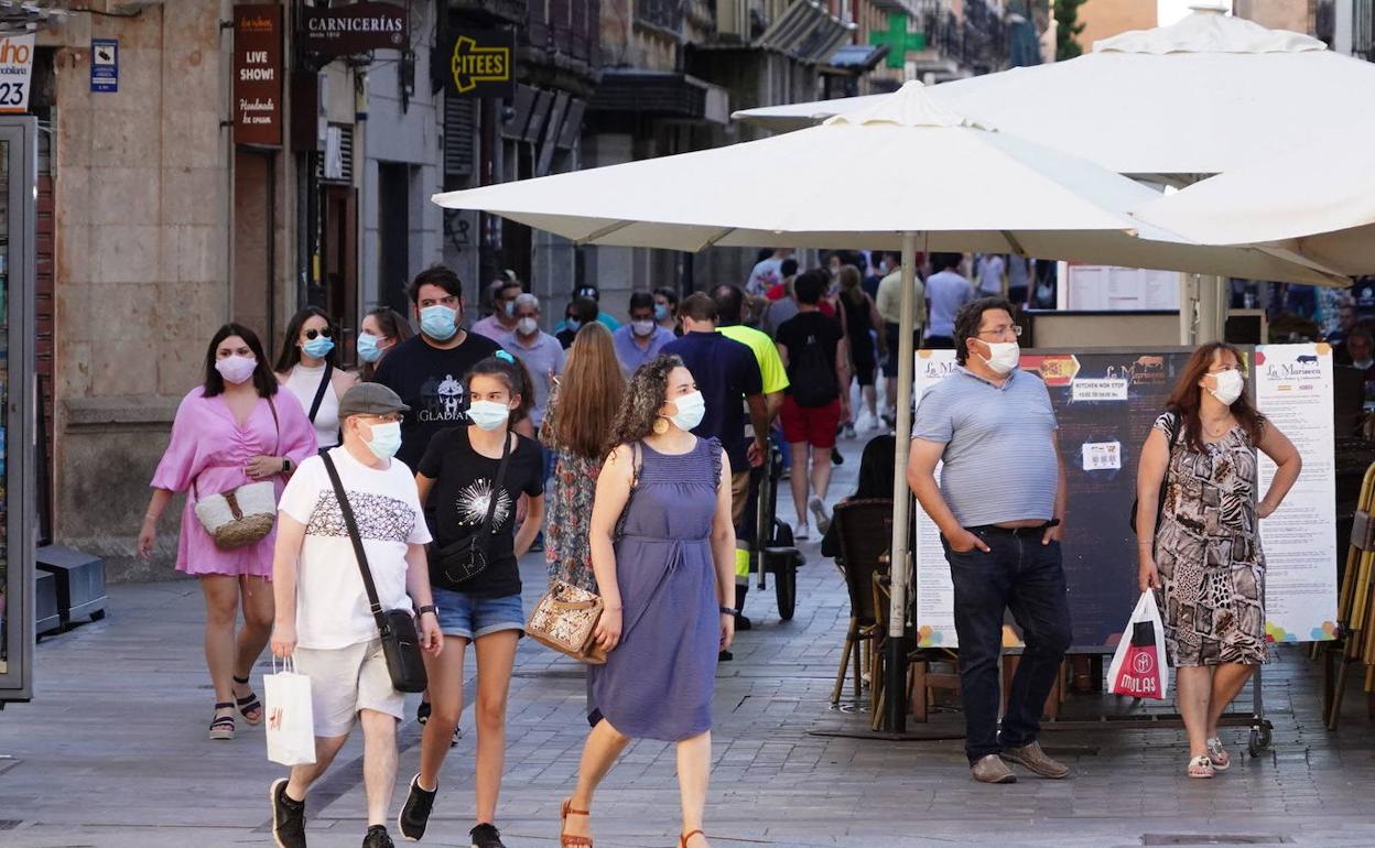 Nuemrosas personas caminan con mascarilla en Salamanca. 