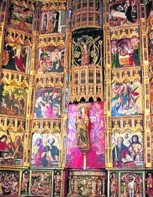Imagen secundaria 2 - Arriba, pintura sobre tabla, en un retablo de la Iglesia de El Salvador; detalle de un relieve de un retablo de El Salvador y retablo de El Salvador, que muestra el esplendor patrimonial de Mayorga. 