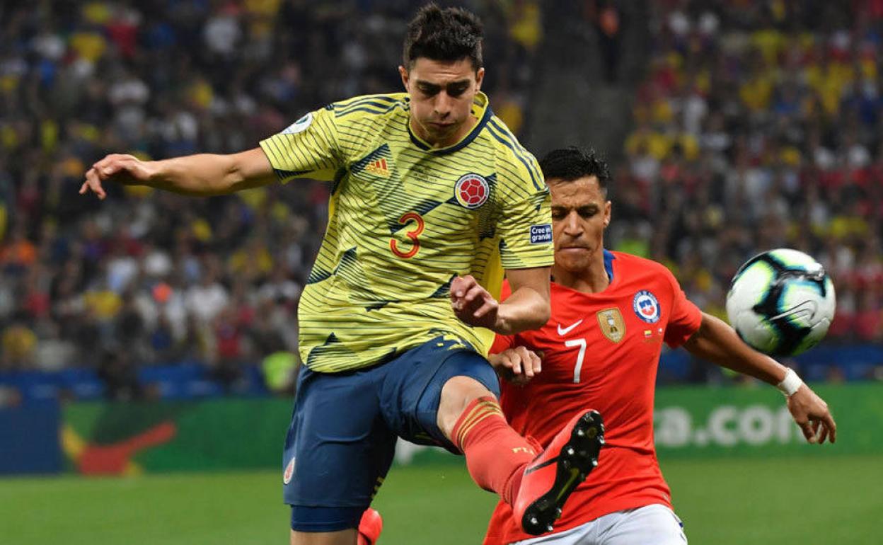 Medina, con la camiseta de la nacional de Colombia, ante Alexis Sánchez