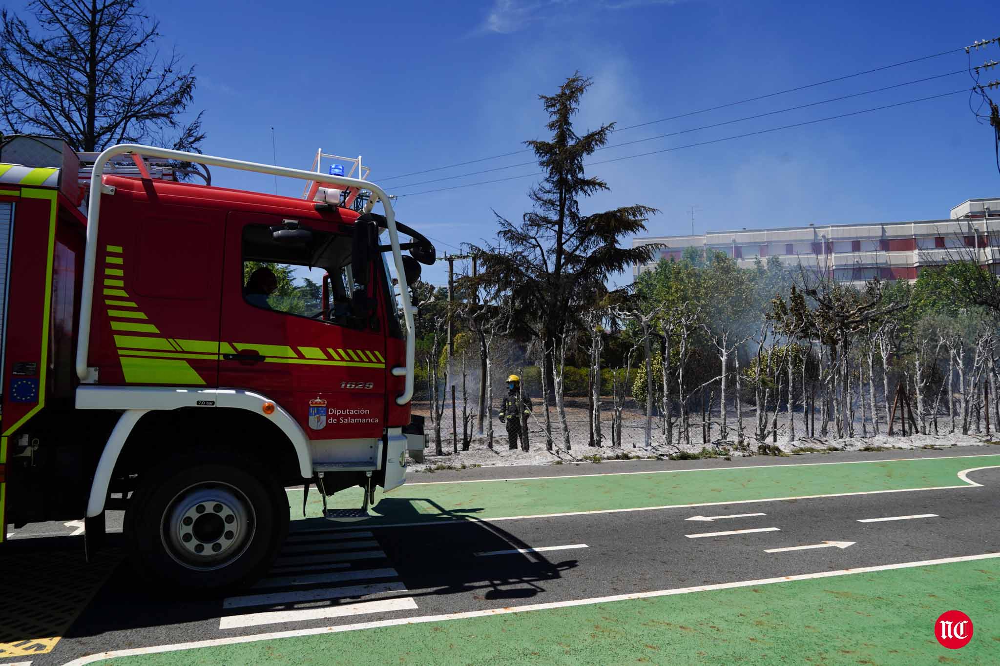 Los bomberos en labores de extinción del incendi.o