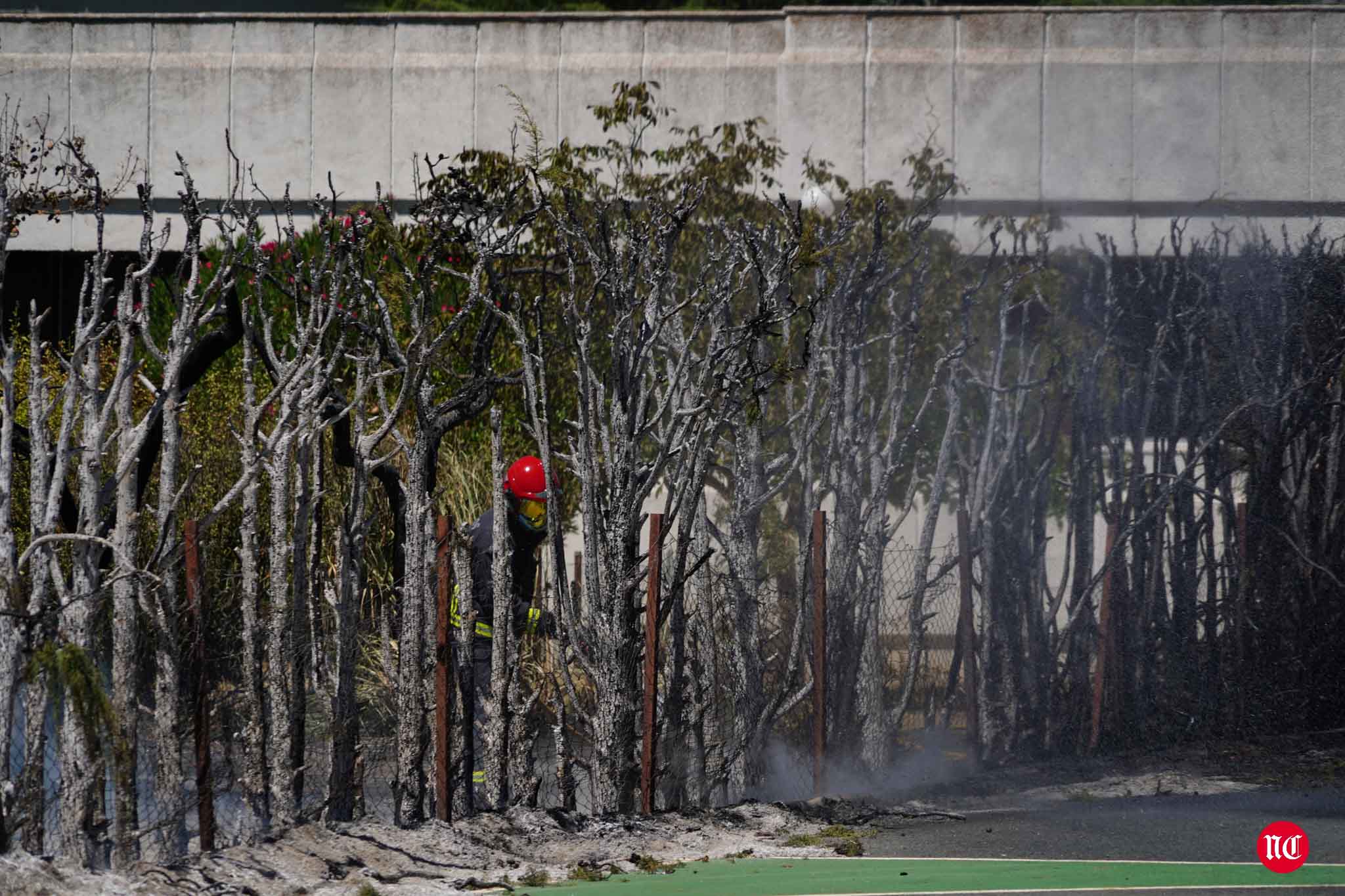 Los bomberos en labores de extinción del incendi.o