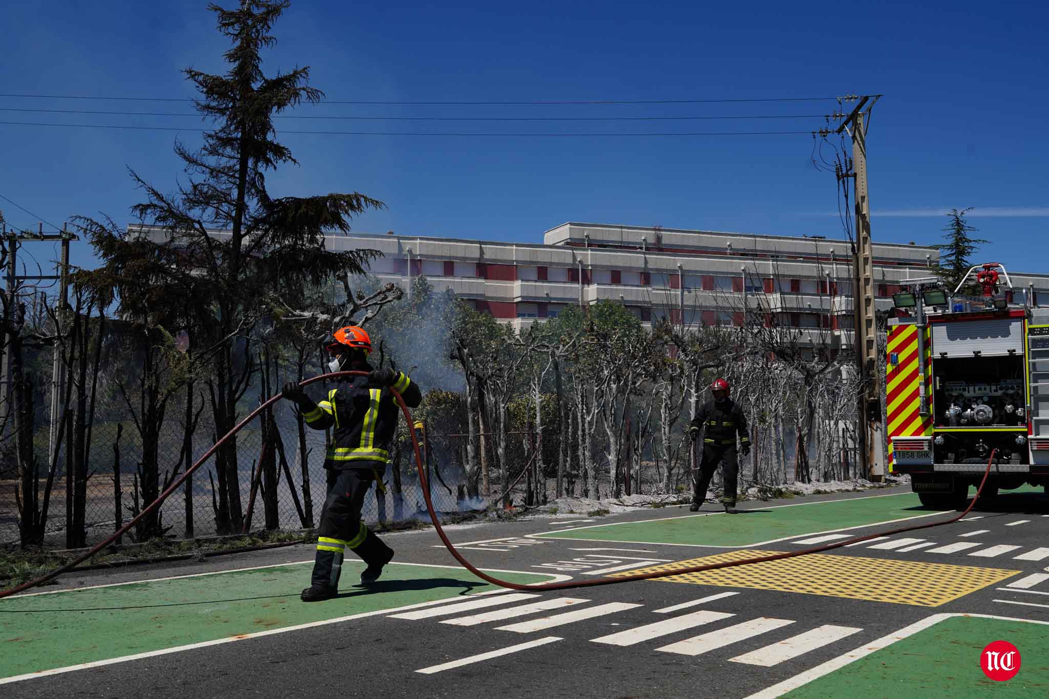 Los bomberos en labores de extinción del incendi.o