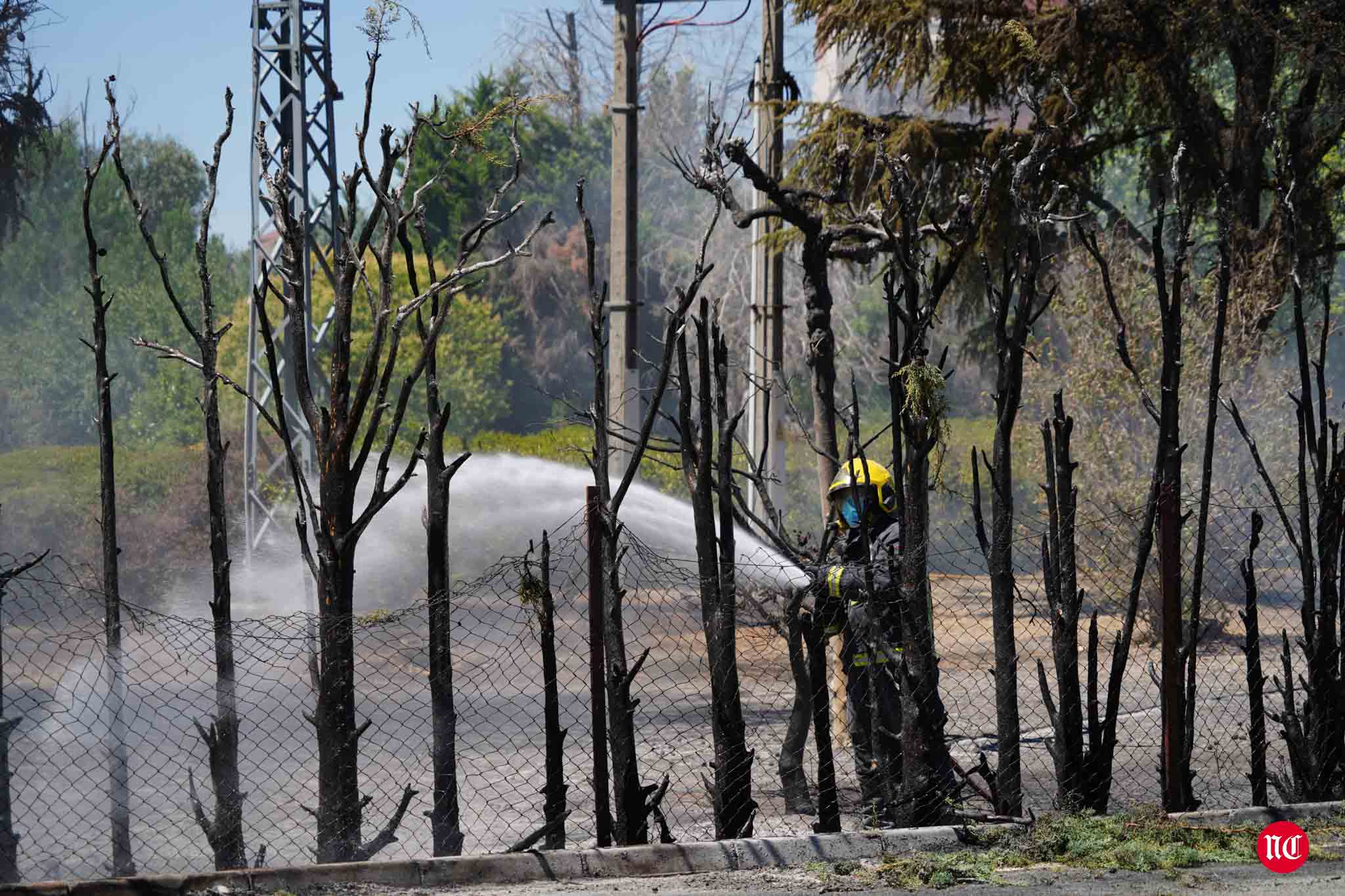 Los bomberos en labores de extinción del incendi.o