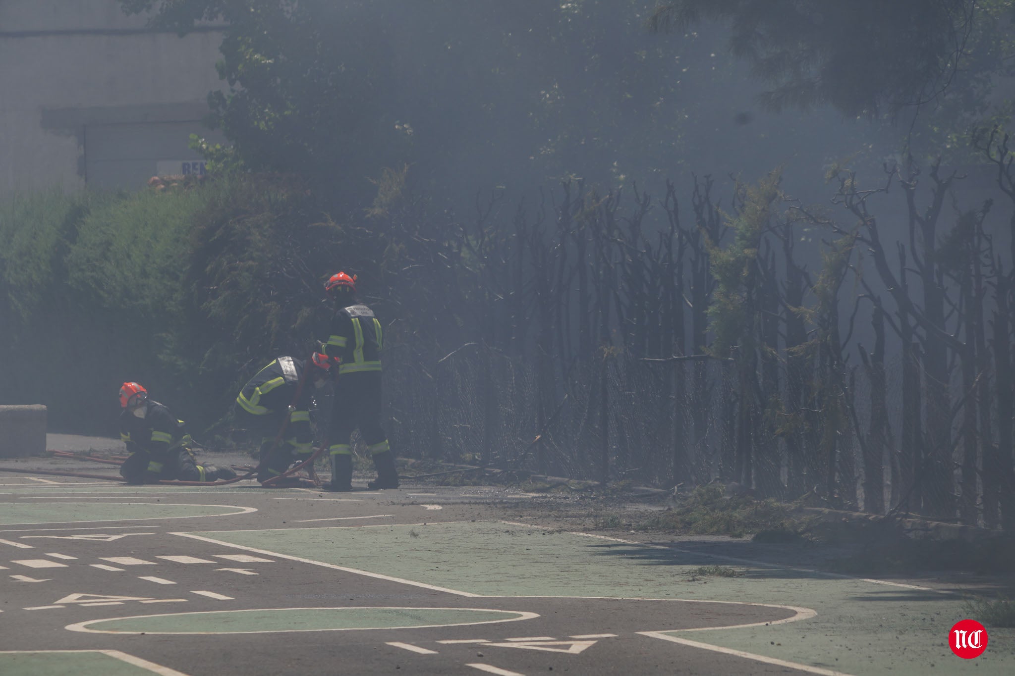 Los bomberos en labores de extinción del incendi.o