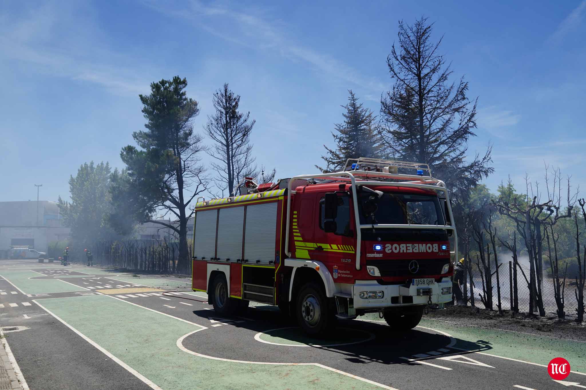 Los bomberos en labores de extinción del incendi.o