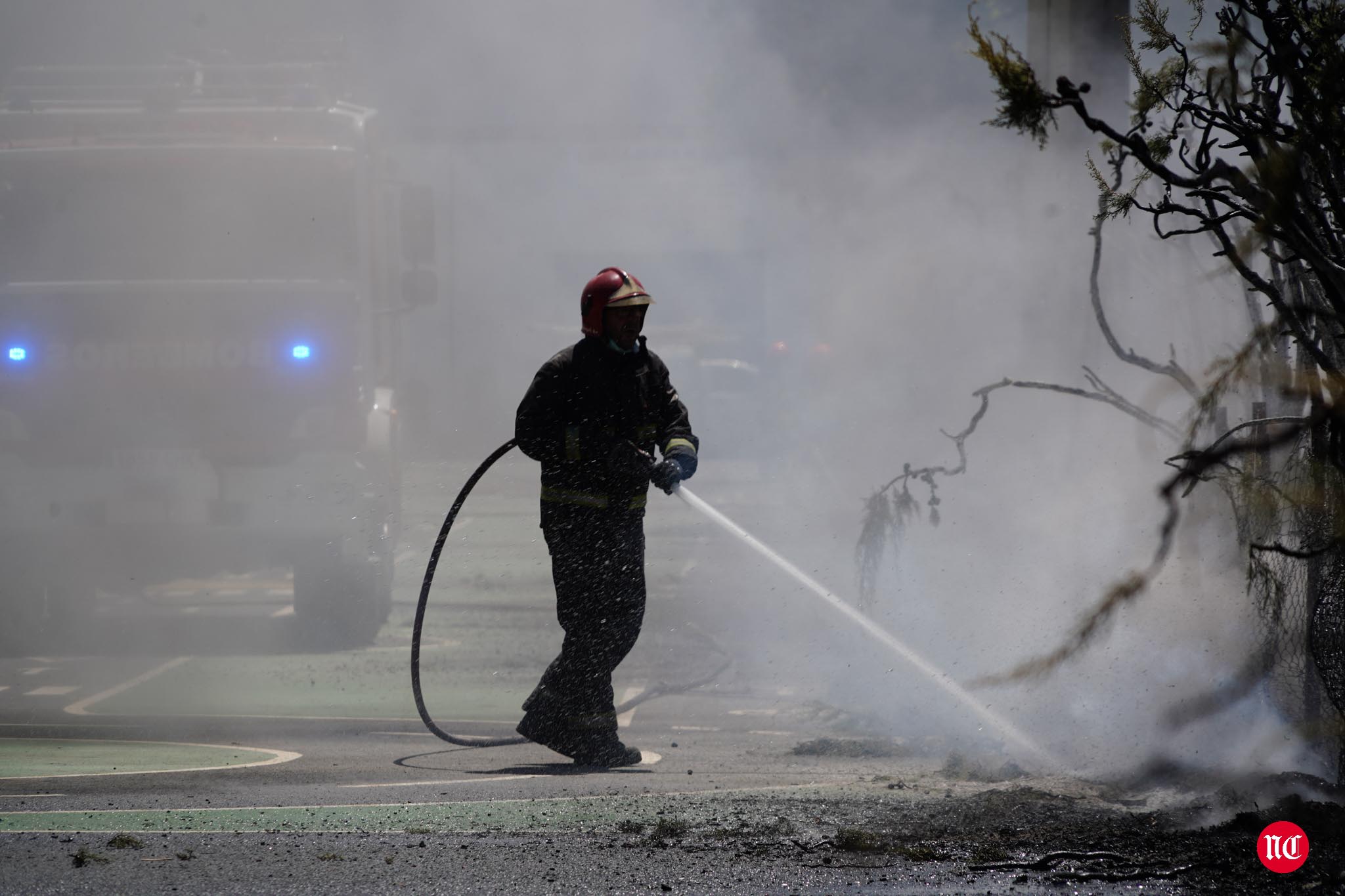 Los bomberos en labores de extinción del incendi.o
