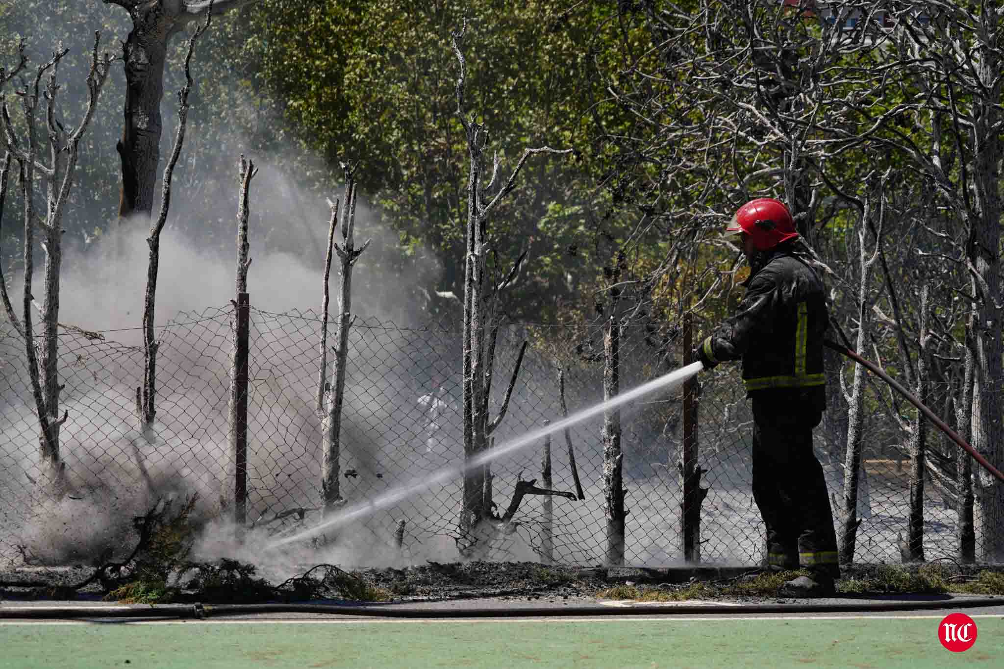 Los bomberos en labores de extinción del incendi.o