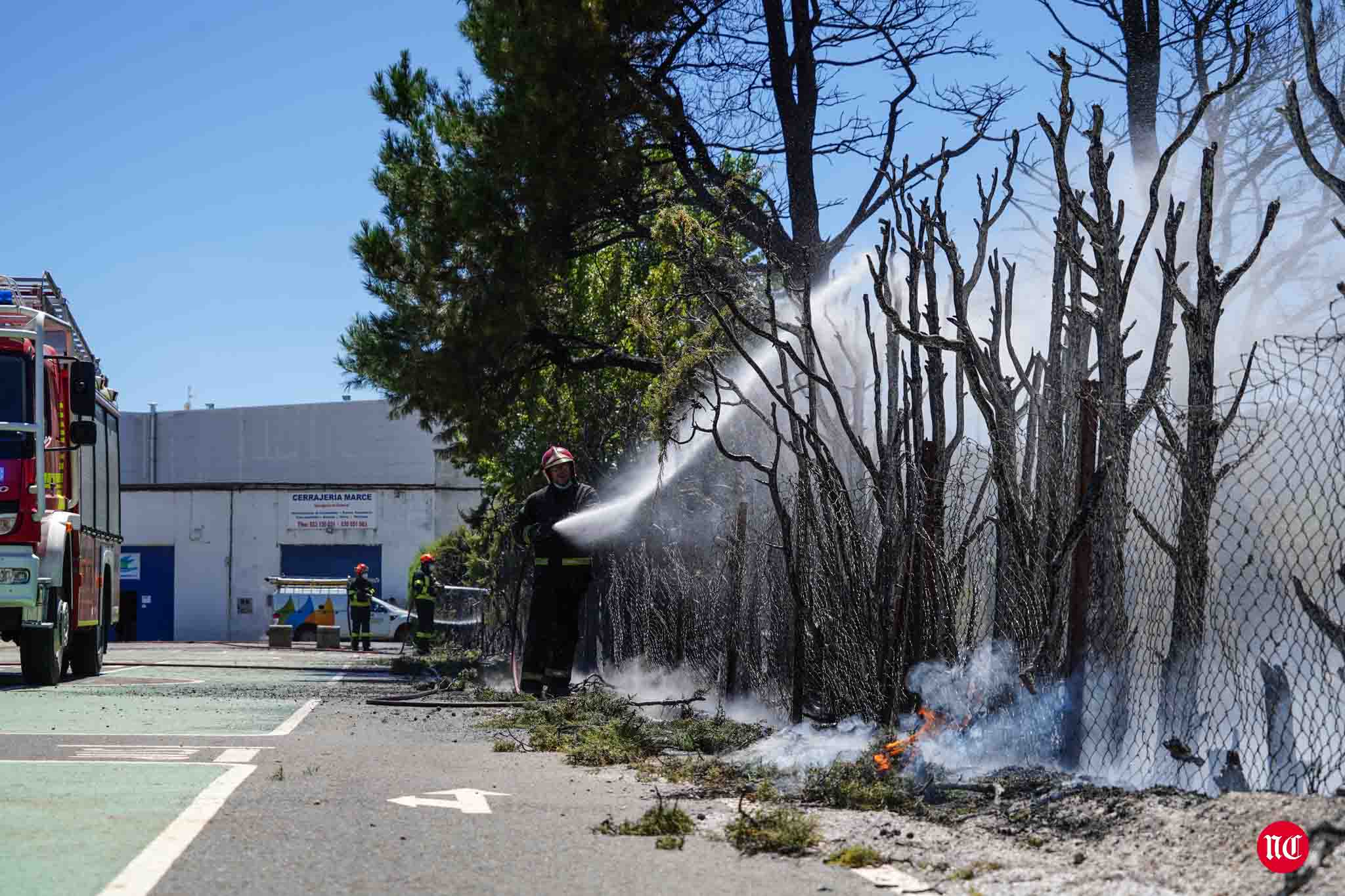 Los bomberos en labores de extinción del incendi.o