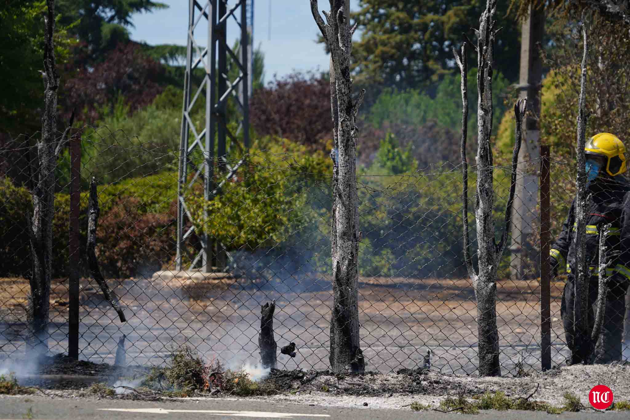Los bomberos en labores de extinción del incendi.o