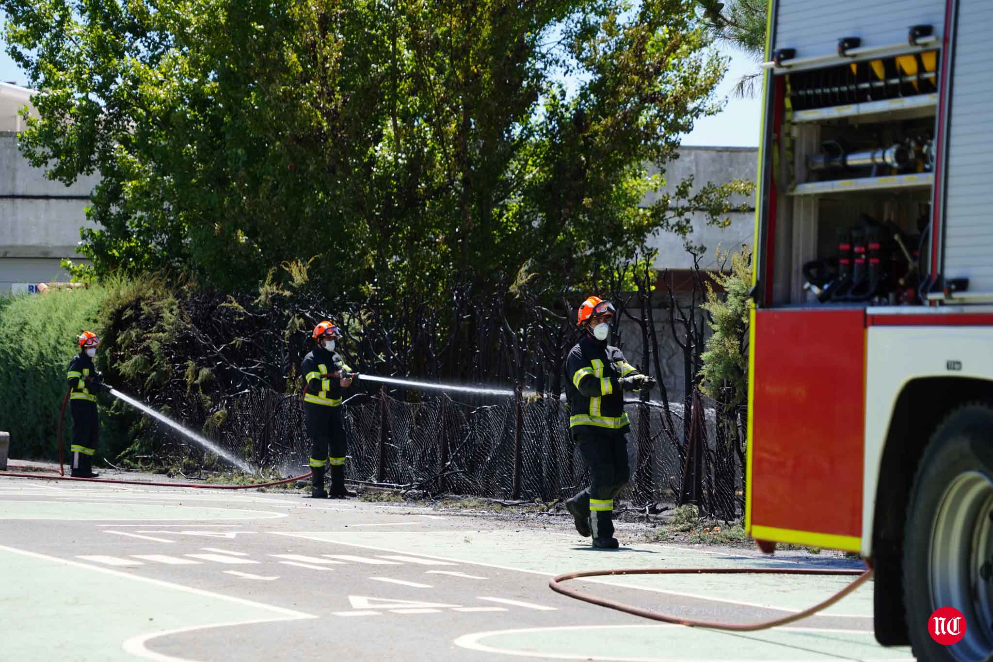 Los bomberos en labores de extinción del incendi.o