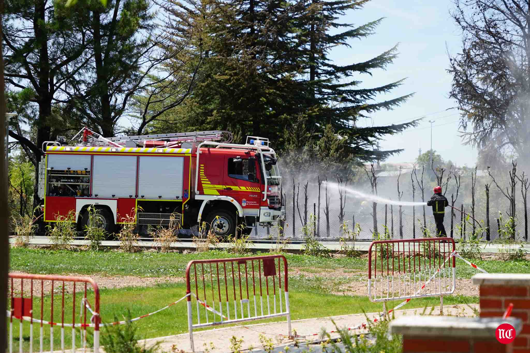 Los bomberos en labores de extinción del incendi.o