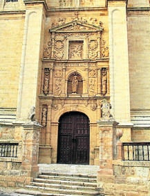 Imagen secundaria 2 - Arriba, Puerta de Ajújar; debajo, bóvedas de la Iglesia de Santiago y portada sur de la Iglesia de Santiago. 