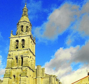 Imagen secundaria 1 - Arriba, la renacentista Capilla de los Benavente, 'La Sixtina de Campos'; torre de Santa María y retablo mayor de Santa María. 