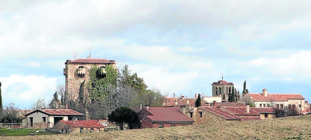 Las dos torres se elevan en el cielo de Valdeprados. 