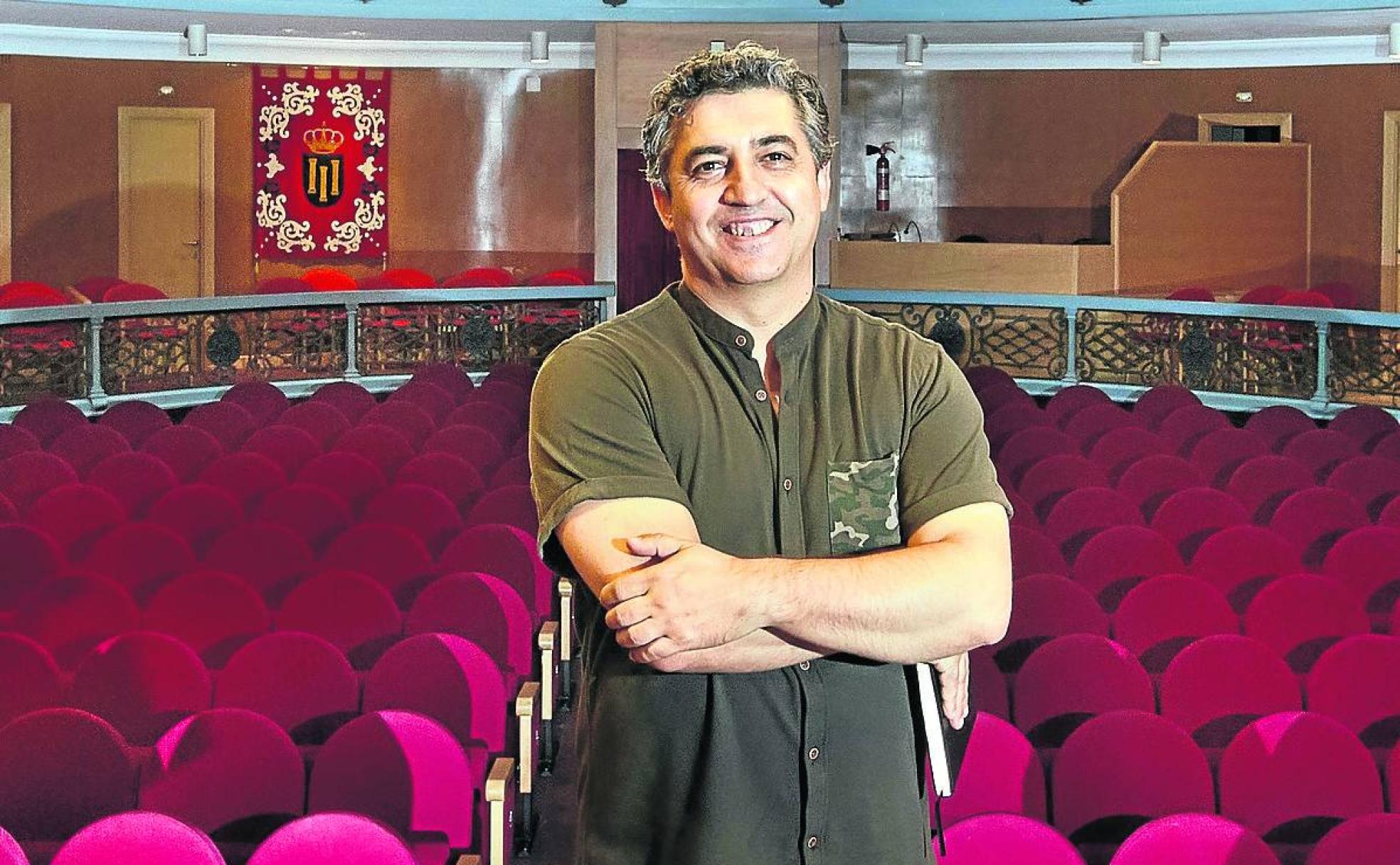 Manuel González en el patio de butacas del Teatro Nuevo. 