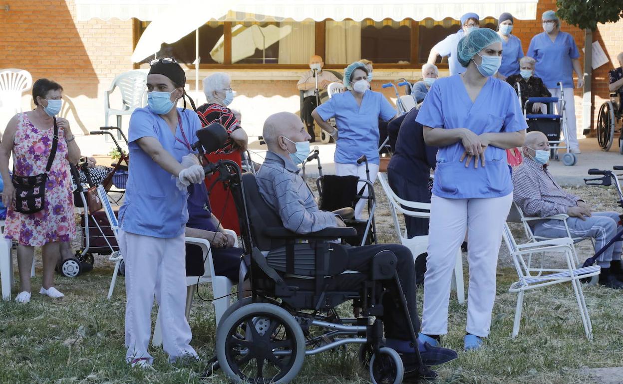 Coronavirus en Castilla y León: La Junta pide a las residencias limitar las visitas cuando haya brote cercano