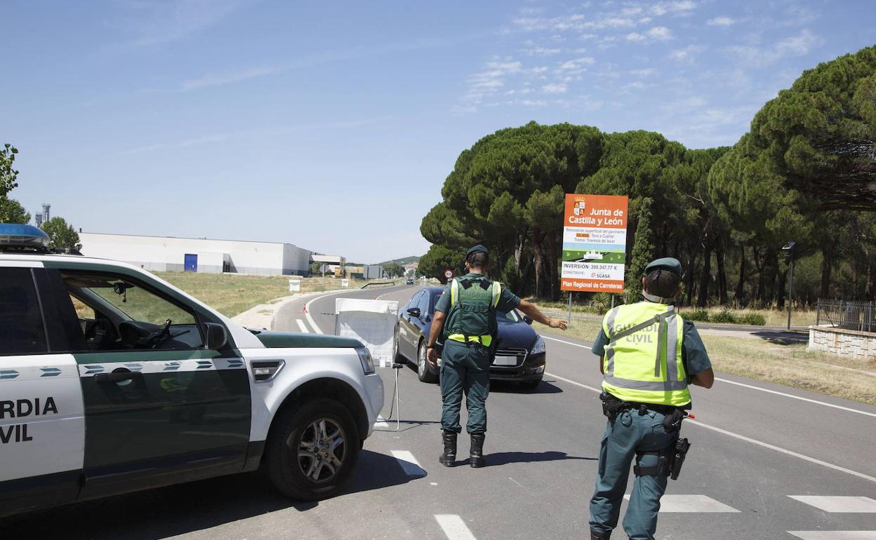 Control de la Guardia Civil en la localidad vallisoletana de Íscar. 