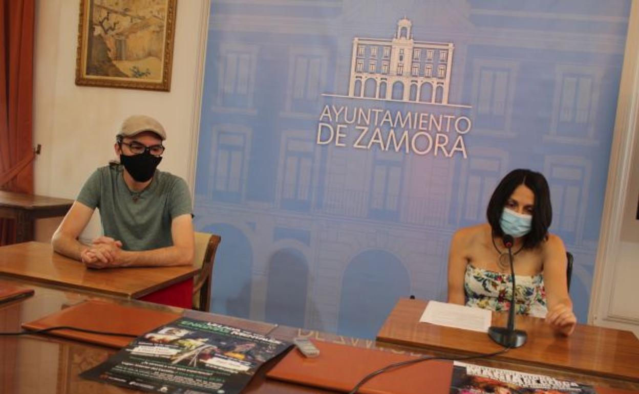 El mago Paco González y la concejala de Cultura, María Eugenia Cabezas, en la presentación de las actividades de magia. 