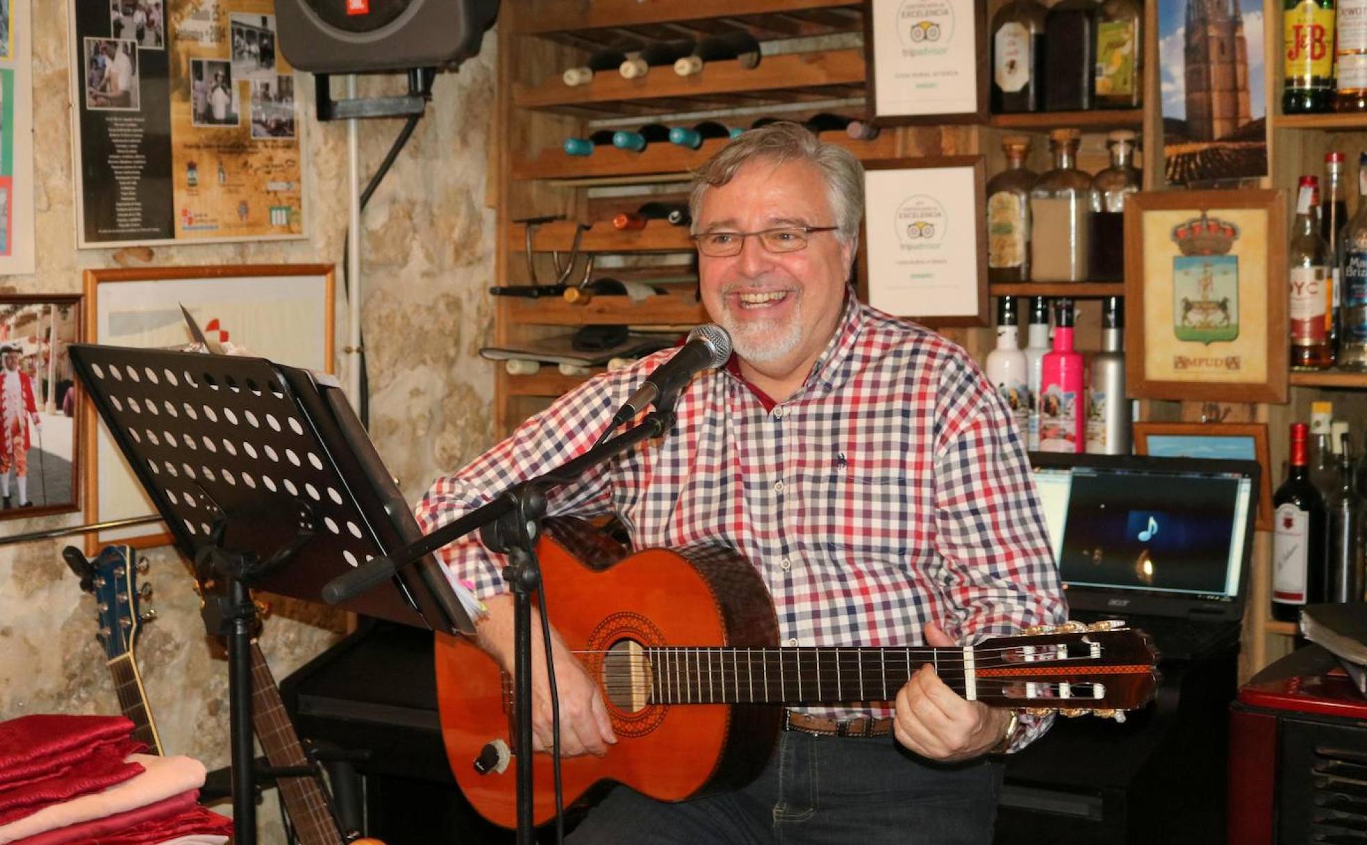 José María Atienza además de concejal y agricultor también es un consumado músico que ofrece conciertos en su Casa Rural. 