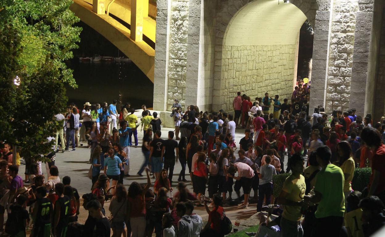 Botellón en Las Moreras durante una pasada edición de las fiestas de la Virgen de San Lorenzo. 