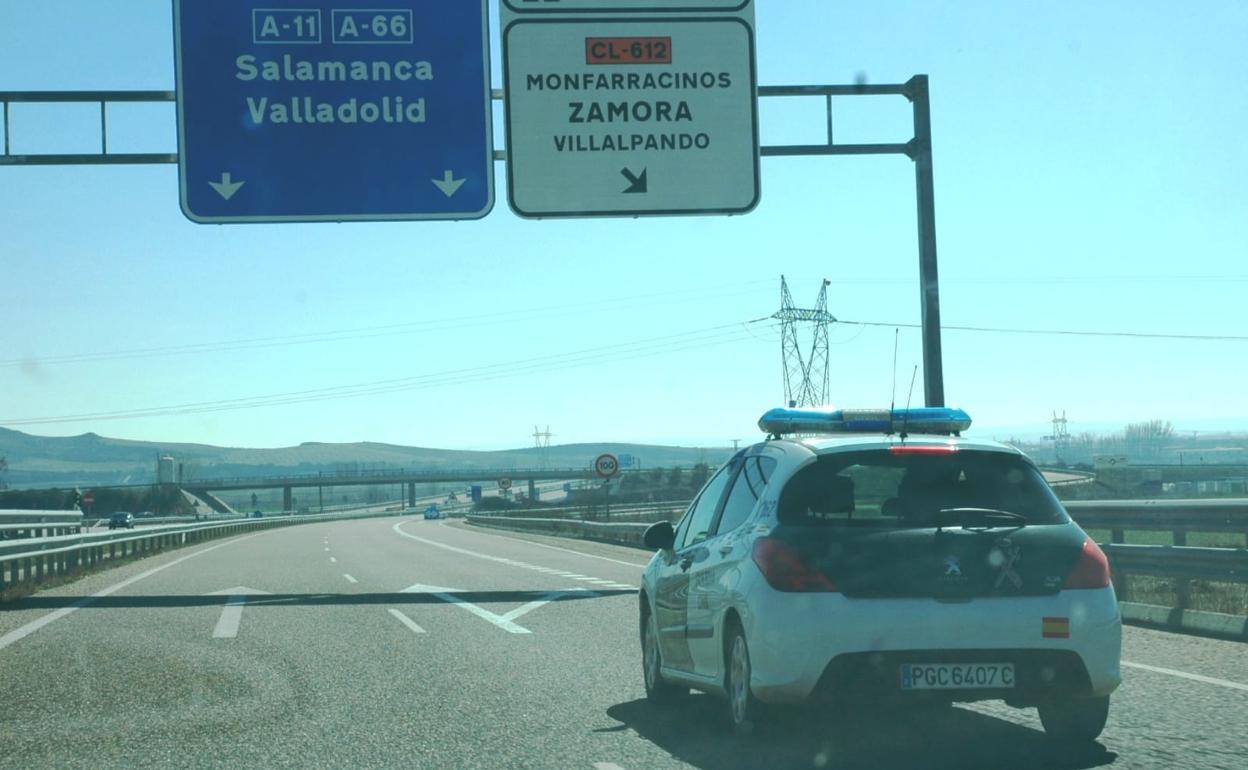 Un coche de la Guardia Civil en la autovía A-66, en la provincia de Zamora. 