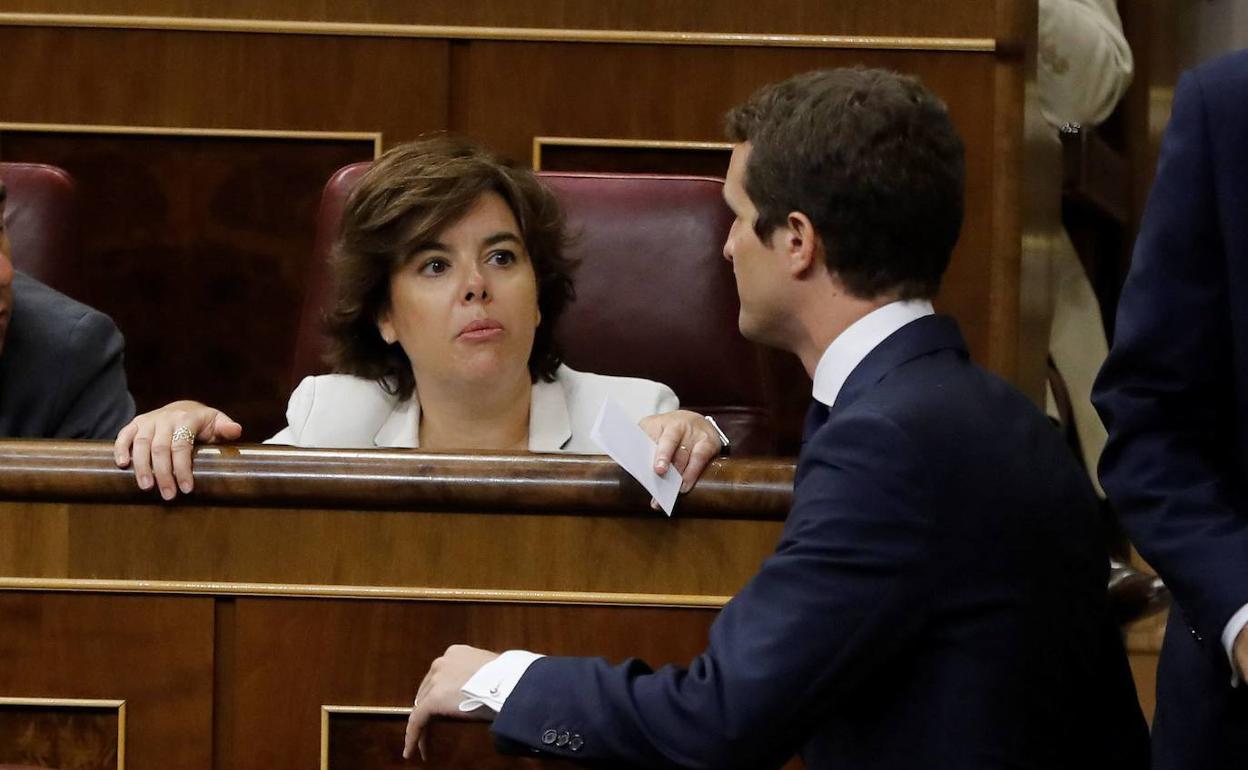 Pablo Casado y Soraya Saénz de Santamaría, en el Congreso, en julio de 2018. 