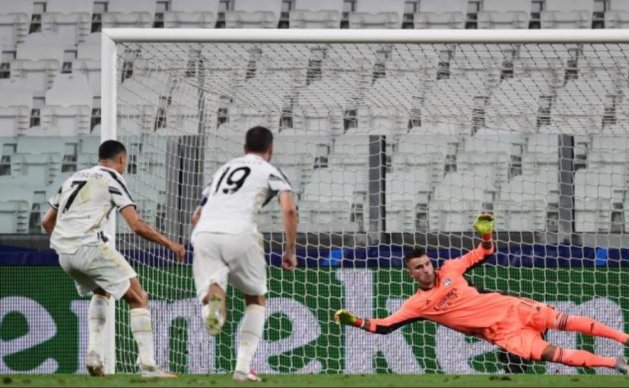 Cristiano Ronaldo marca de penalti. 