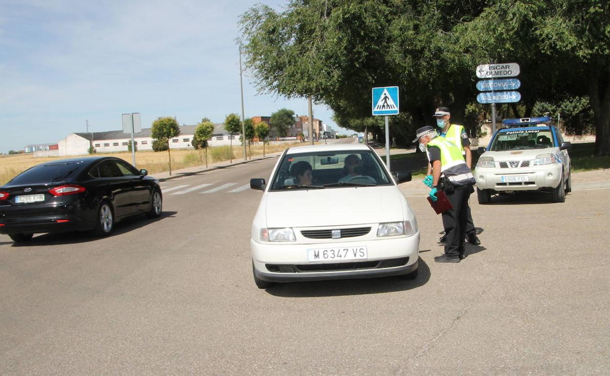 Coronavirus en Segovia: La Policía Local denuncia a tres vecinos de Íscar por desplazarse a Cuéllar sin justificación
