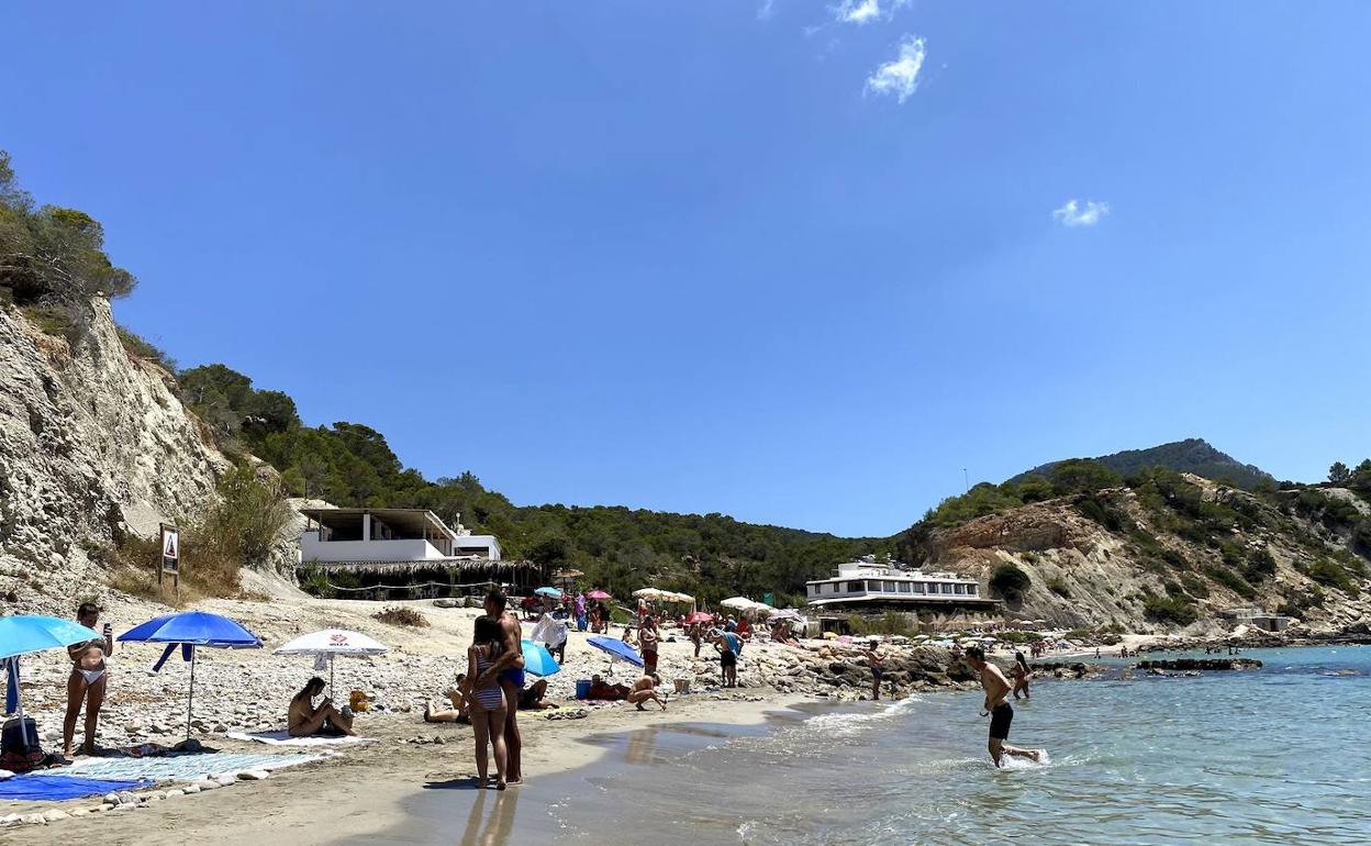 Una playa de Ibiza sin apenas turistas, a principios de agosto.