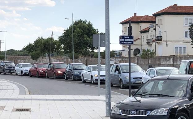 Colas de coches para hacerse la PCR en Aranda. 