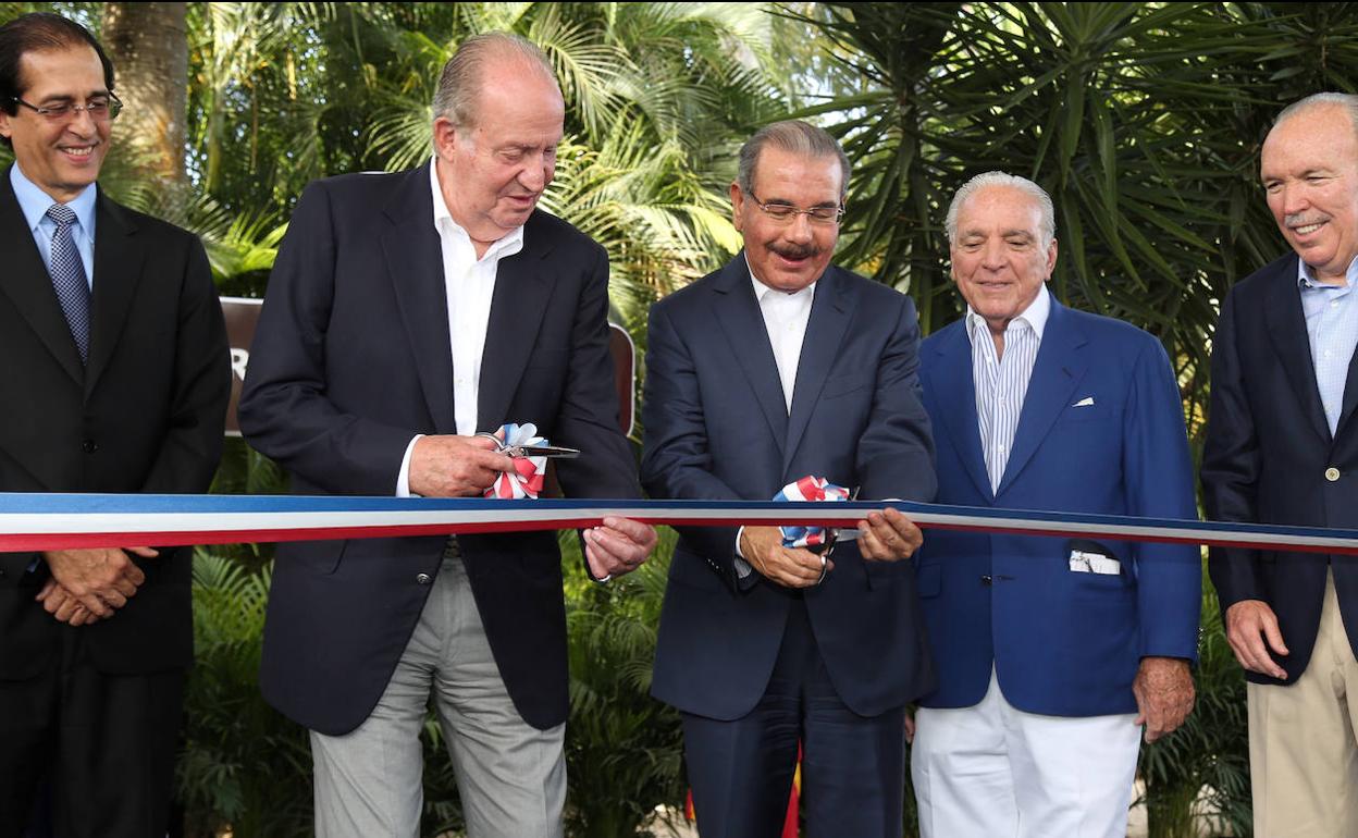 Juan Carlos I, con Danilo Medina, Alfonso Fanjul y Jose Fanjul.