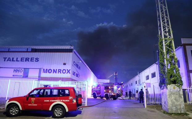 Los bomberos en la nave afectada por el incendio. 