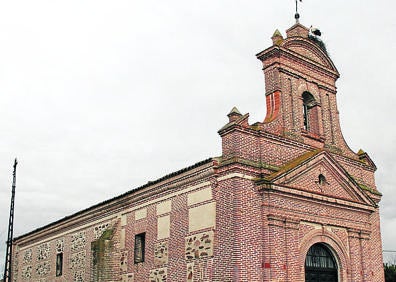 Imagen secundaria 1 - Arriba, el edificio del Frontón Cinema; debajo, ermita del Santo Cristo de la Expiración y fuente del Caño del Obispo, mandada construir por Fray Sebastián.