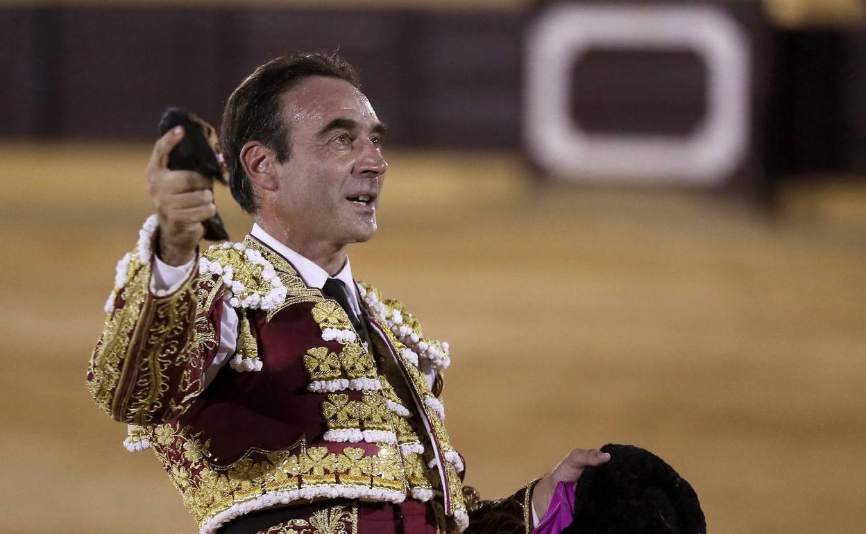 Enrique Ponce exhibe el trofeo en la corrida lidiada en Osuna hace unos días. 