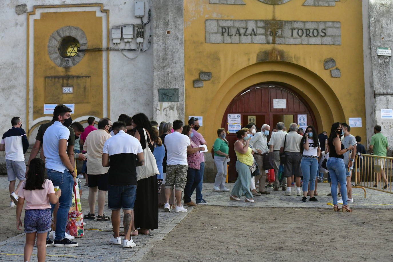 Foto de familia de los recortadores que participaron en el concurso de este viernes en El Espinar. 