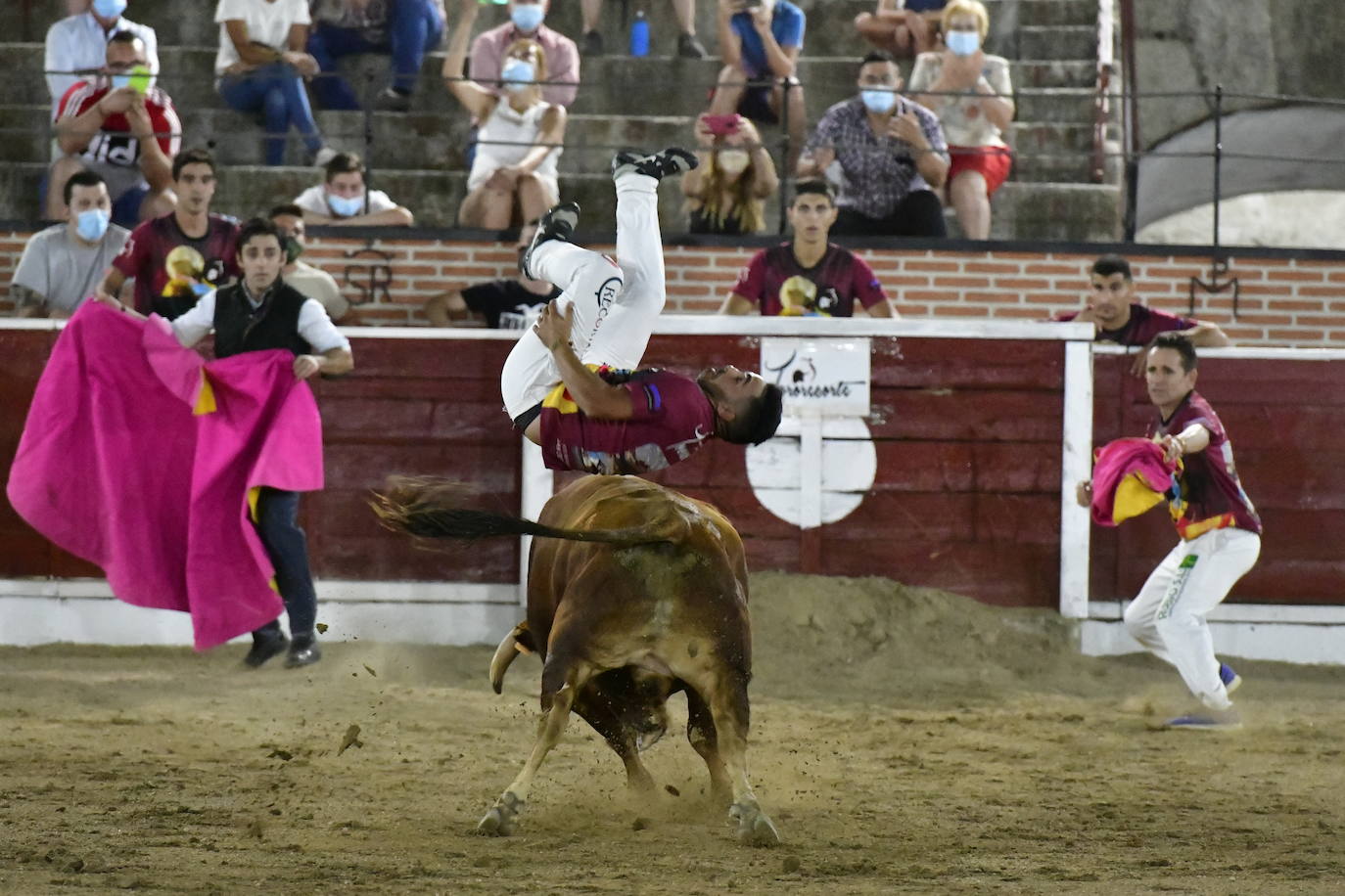 Foto de familia de los recortadores que participaron en el concurso de este viernes en El Espinar. 