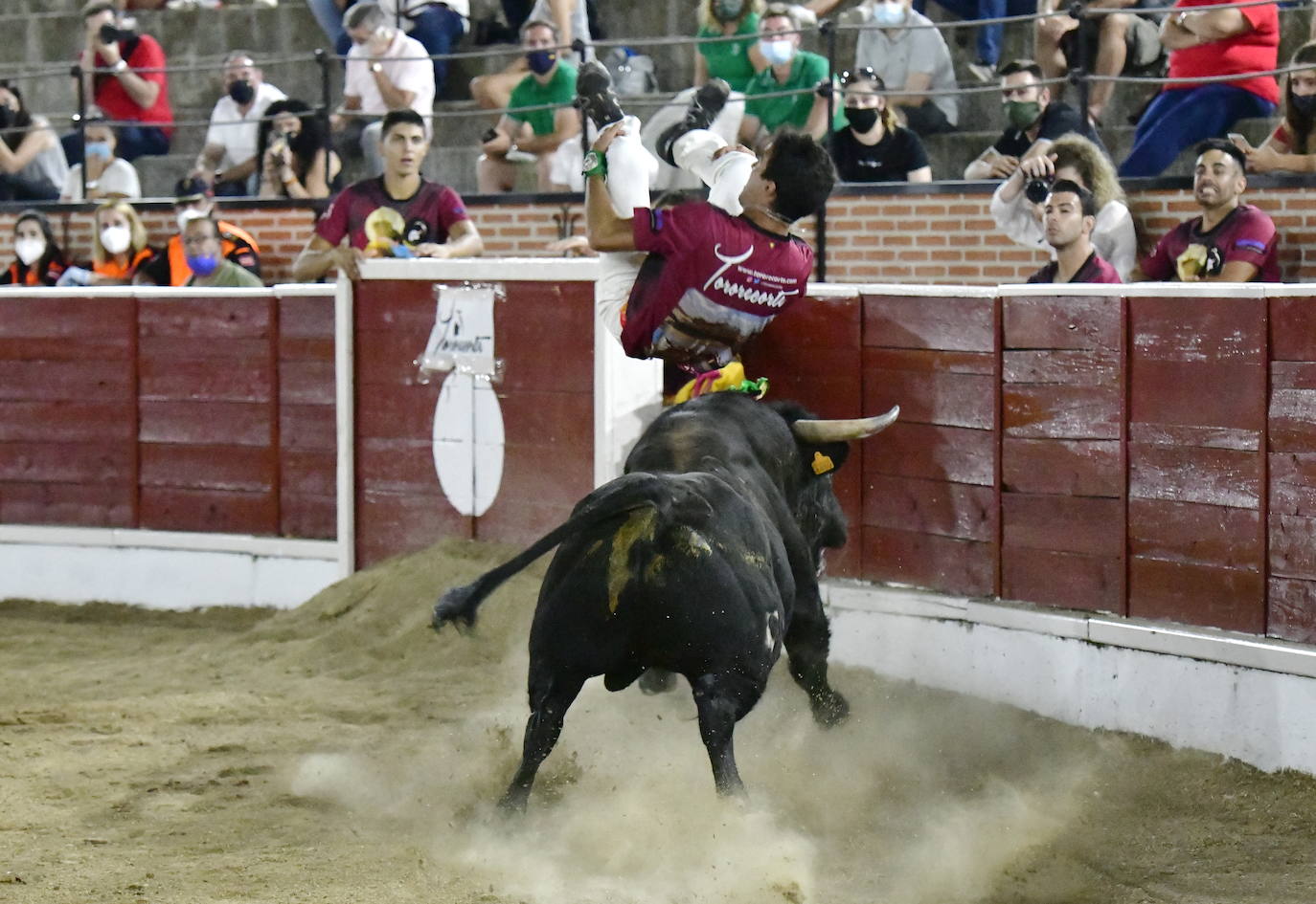 Foto de familia de los recortadores que participaron en el concurso de este viernes en El Espinar. 