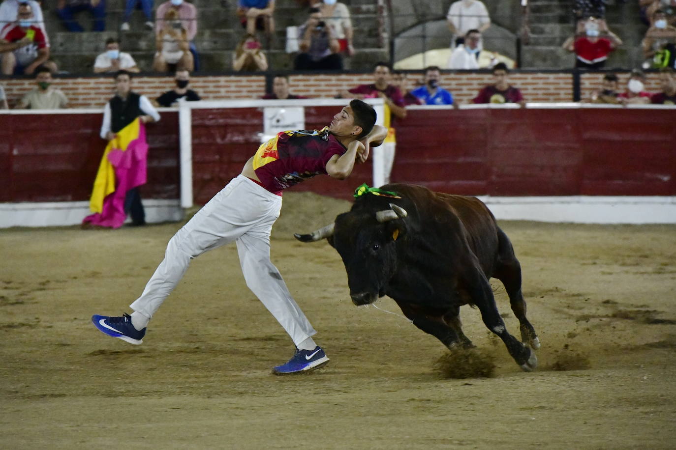 Foto de familia de los recortadores que participaron en el concurso de este viernes en El Espinar. 