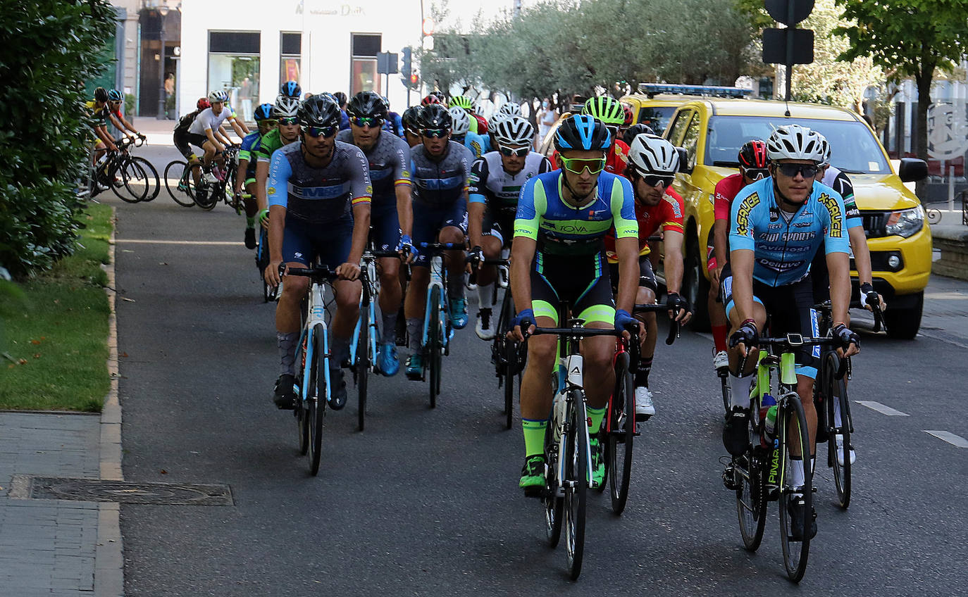 Prueba ciclista Sub 23 y Élite del Memorial Ángel Lozano de ciclismo con salida desde el Campo Grande de Valladolid. 