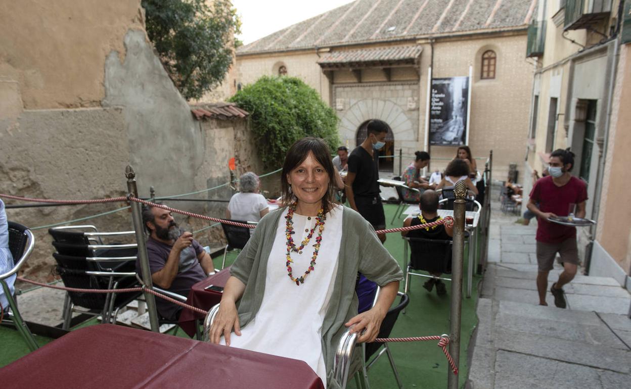 Gina Aguiar, en la terraza de La Bodega del Barbero. 