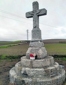 Imagen secundaria 2 - Arriba, antiguo lavadero de Montemayor; monumento en piedra a la solidaridad y cruz del Pico, a la entrada del pueblo. 