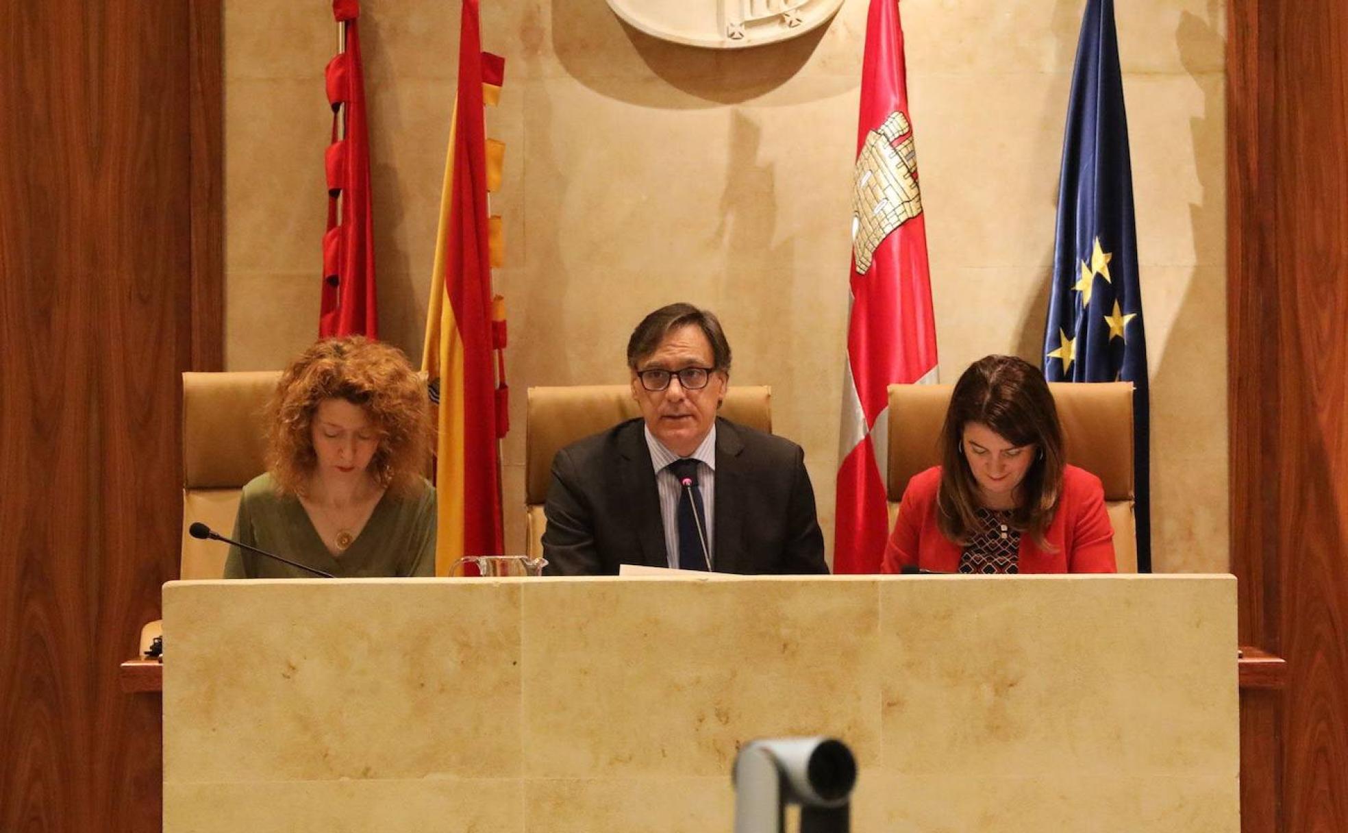 Ana Suárez, Carlos García Carbayo y María Victoria Bermejo, durante un pleno municipal.