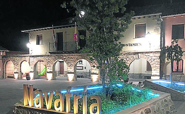 Imagen principal - Arriba, edificio del Ayuntamiento, torre del templo dedicado a San Lorenzo e Iglesia románica de San Lorenzo.