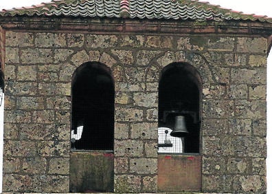 Imagen secundaria 1 - Arriba, edificio del Ayuntamiento, torre del templo dedicado a San Lorenzo e Iglesia románica de San Lorenzo.